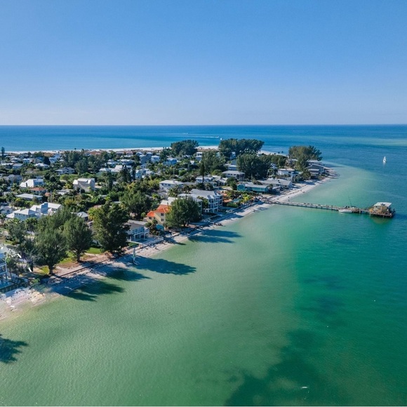 OPEN ME‼️ My Happy Place is in Florida & Making Sales on Poshmark! - Picture 1 of 14